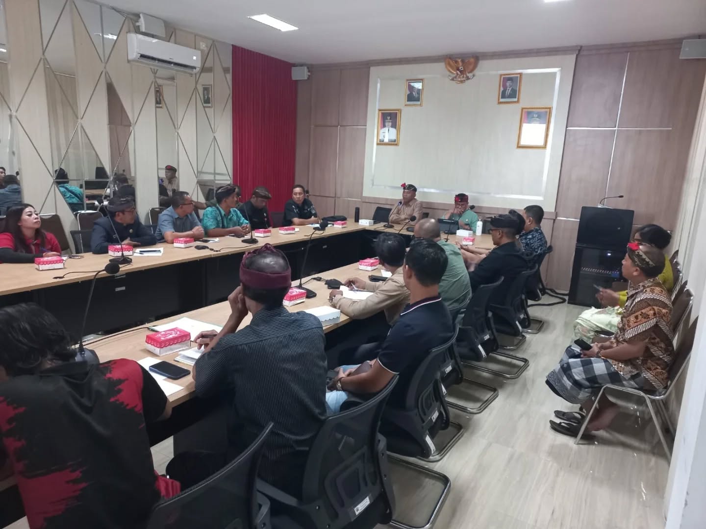 Rapat koordinasi penataan serta pembinaan toko swalayan berjejaring yang beroperasi di wilayah Kabupaten Bangli.